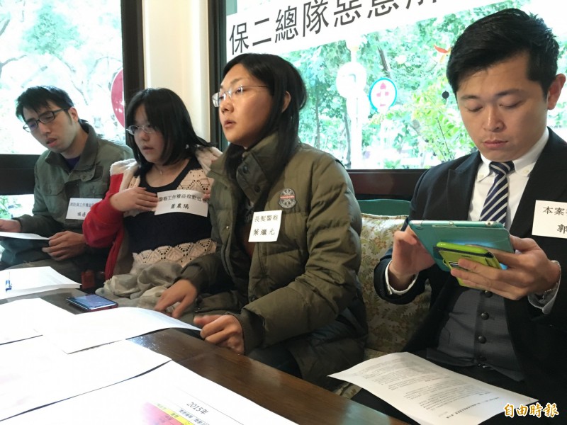 保安警察第二總隊員警葉繼元（中）因為蓄留長髮，而被服務機關保二總隊以違反《警察人員儀容禮節及環境內務重點》要求事項，而處以十八次申誡後免職。（記者姚岳宏攝）