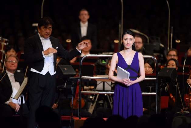 2015年的「三多利1萬人的第九」由女星栗山千明朗讀日譯版的歌詞原詩《歡樂頌》（An die Freude）。（http://www.suntory.co.jp/area/kinki/d/3634/）