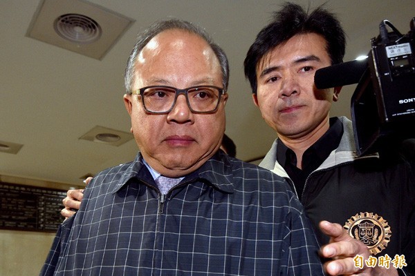 立法院爆發採購弊案，調查局將立法院秘書長林錫山（左）移送台北地檢署複訊。（記者羅沛德攝）
