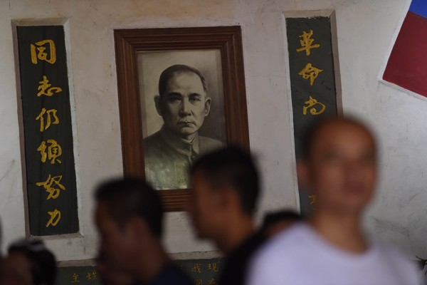 民進黨立委高志鵬提案廢除孫中山遺像，引起爭論。（法新社）