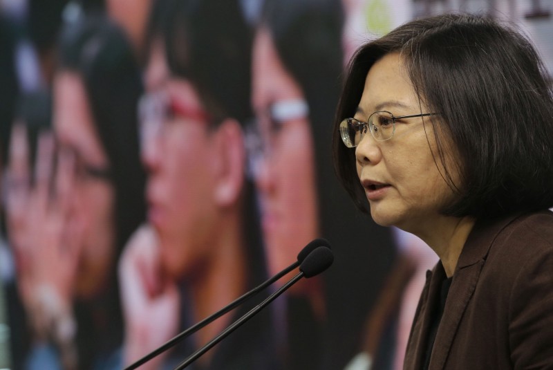 蔡英文日前提出「教育帳戶」的政策概念，鼓勵滿18歲者先投入職場培養實務經驗，藉此解決產業界的人力問題。（資料照，中央社）