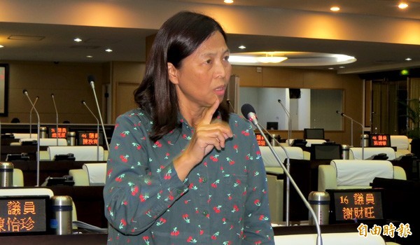 台南市議員王家貞，在議會質詢要求善化國小將周子瑜的簽名桌抹除掉。（資料照，記者蔡文居攝）
