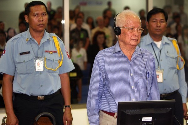 反人道罪的犯罪主體是國家或者個人，往往是由個人借助國家的力量實施。圖為赤柬時期的領導人喬森潘於2009年在聯合國設在柬埔寨的特別法庭以群體滅絕罪被起訴。（AFP）