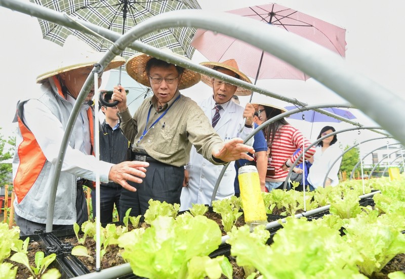 臺北市柯市府甚至野心更大要「自產自銷」，不假手他人。這兩個團隊，只顧自己的政績形象，完全不理會「體系建立」，也是看準了「高舉食安至上」的旗幟，就能騙到更多的中間選票。（資料照，記者張嘉明攝）