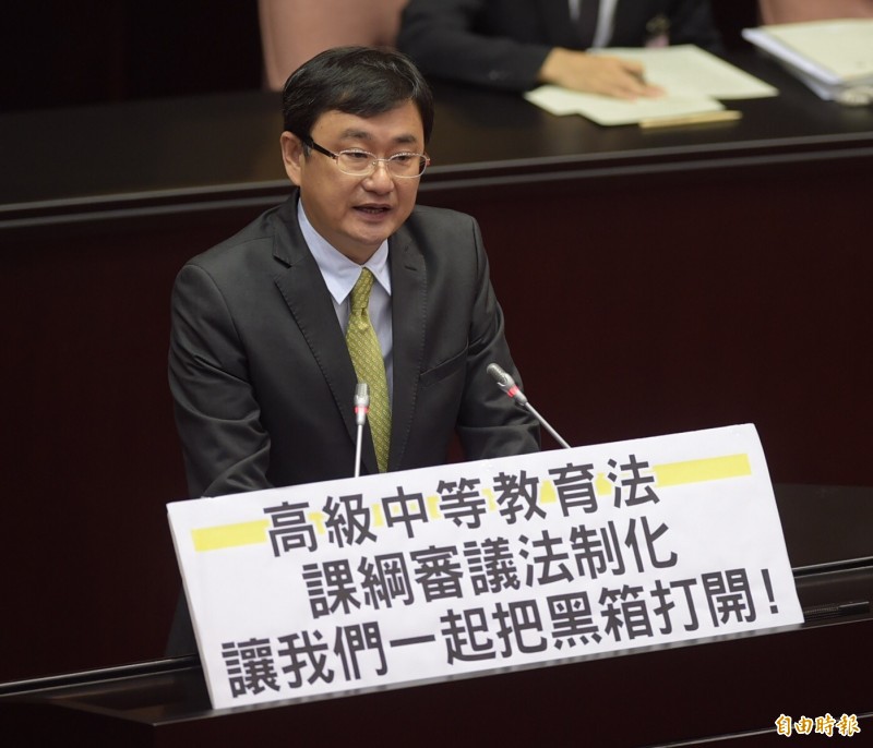 立法院5月17日三讀通過「高級中等教育法部分條文修正草案」，民進黨立委黃國書表示，課綱法制化後，可讓「黑箱課綱」從此成為歷史。（資料照，記者黃耀徵攝）
