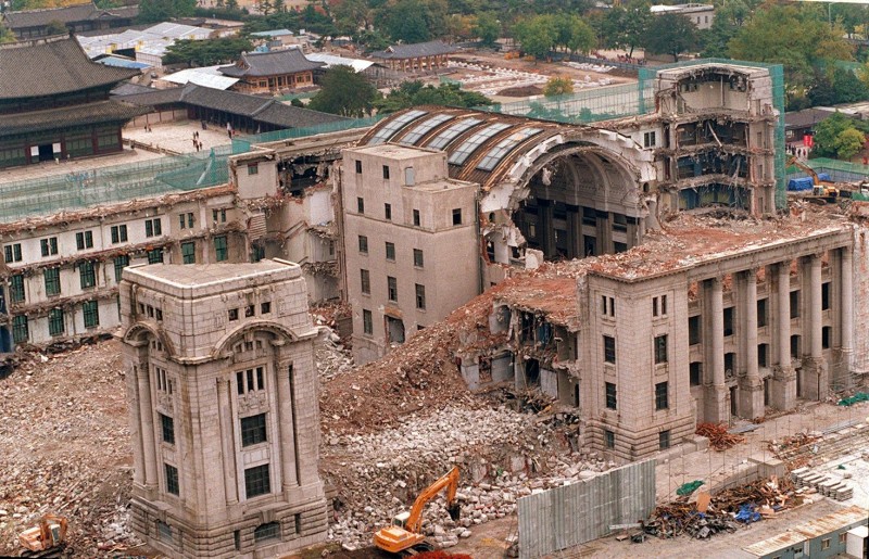 朝鮮總督府大樓是日本殖民政權的象徵，於1995年金泳三總統時被拆除。（圖：bbs.chosun.com）