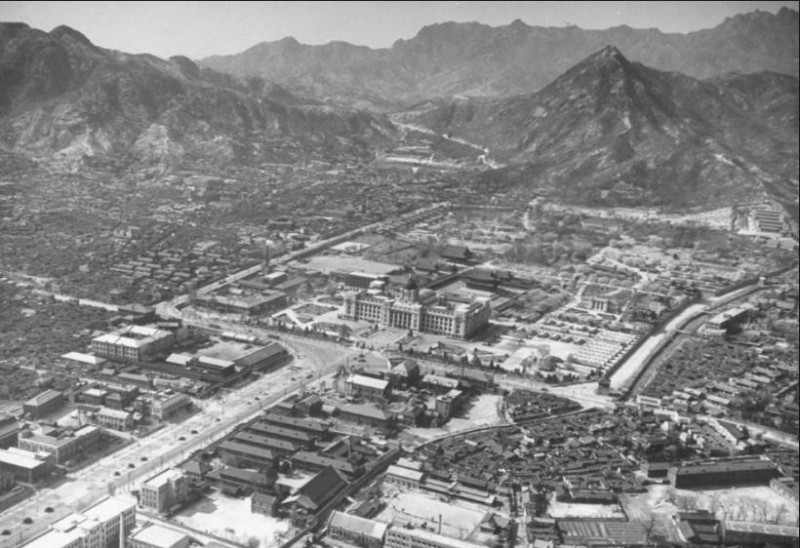 日本殖民時期，將光化門遷建，並在景福宮前修建了朝鮮總督府大樓。