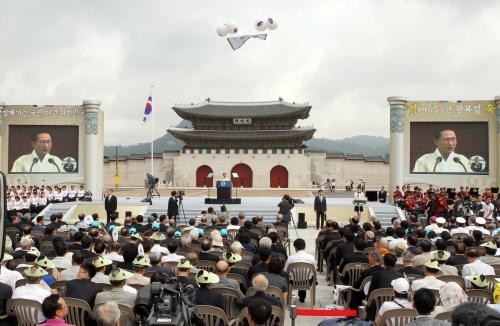 新光化門在2010年8月15日，也就是韓國光復六十五周年紀念當天，由當時的總統李明博按下按鈕開啟新門。（圖：www.ehistory.go.kr）