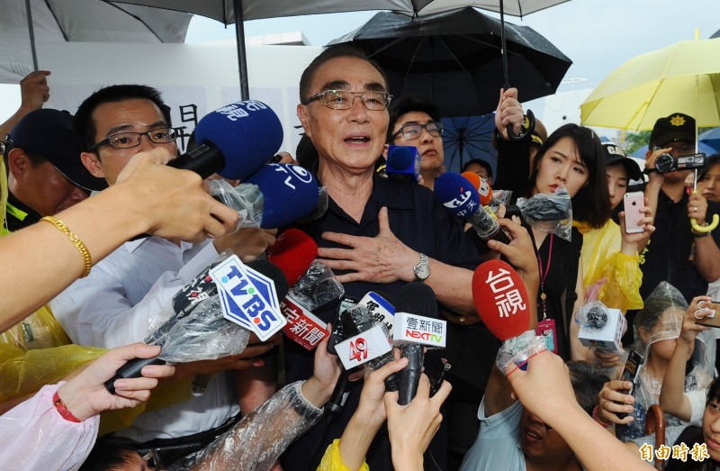 虐狗事件發生後，為了討好極端化的動保人士，竟讓他們予取予求，不惜踐踏軍人尊嚴，以致於士氣瀕臨崩潰。（記者張嘉明攝）