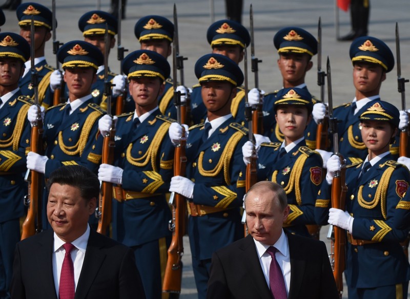 烏克蘭危機後，俄羅斯遭西方制裁，為了抗衡西方優勢，俄羅斯仰賴中國在金融財務上的幫忙。近幾年，中俄兩國在武器購買、聯合演習或軍務改革上，走得非常得近。（AFP）