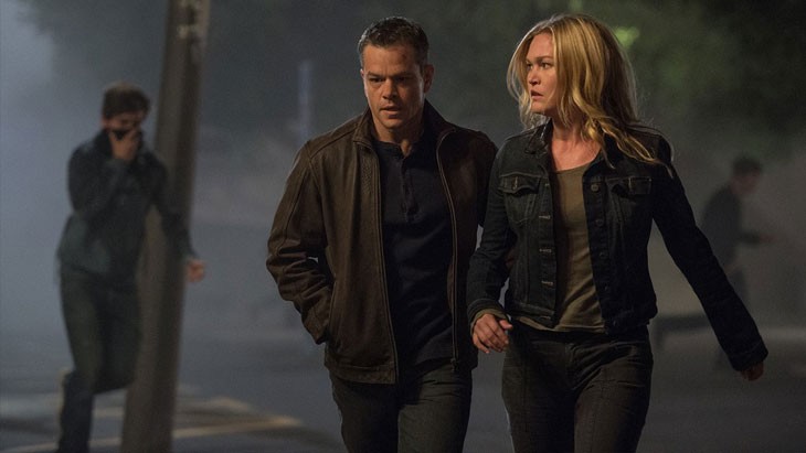 《神鬼認證５》在劇情裡加入了現實新聞事件的元素，包括希臘的反政府抗爭，和一手揭露美國政府監聽全民的史諾登事件。 