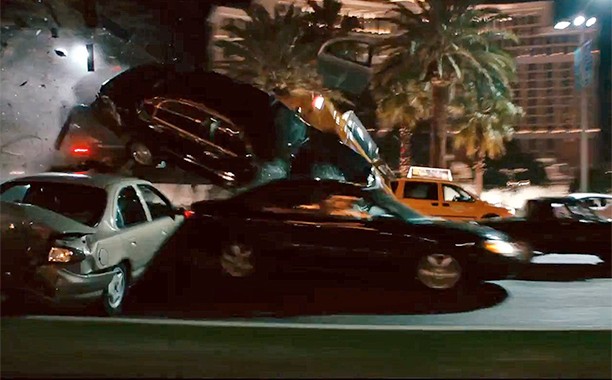 動作電影少不了飛車追逐場面，年年有人在飛車，究竟還能飛出多少新意？導演提出的「裝甲車」，顯然達到了爽度破百的效果。