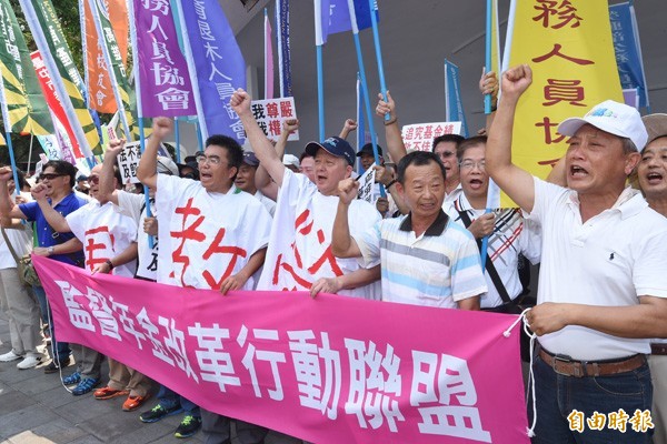「監督年金改革行動聯盟」的上千名軍公教勞成員高呼口號，強調支持年金改革、反對亂改，還給軍公教應有的尊嚴。（記者劉信德攝）