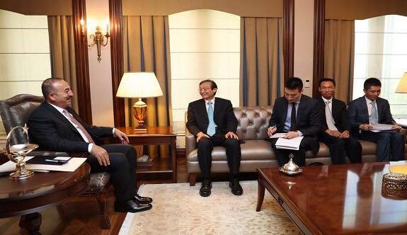 外交部副部長張明（左四）在土耳其發生未遂的軍事政變不久後即訪土。右為土國外交部長。（http://www.haberturk.com/）