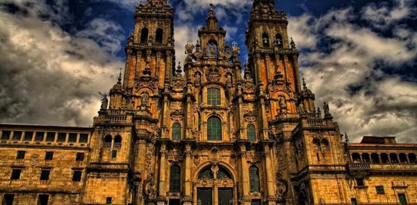 聖雅各古道終點﹣西班牙聖地牙哥康波斯特拉古城。（圖：freshdesignpedia.com）