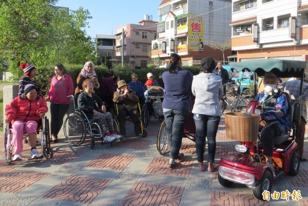 外展看護工是勞動部的一個試驗性做法，透過語言可通的本籍看護工，搭配可提供夜間照護的外籍看護工，更有效地調配人力（資料照，記者林良哲）