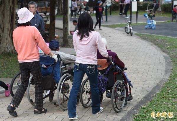 白天有本勞、夜間有外勞的配搭，一個月收取的費用是四萬，並非一般家庭能夠負擔。（資料照）