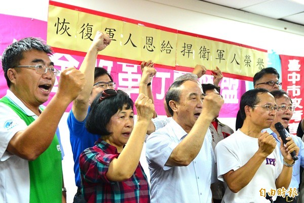 監督年金改革行動聯盟將舉行「抗議蔡英文霸凌軍工教93大遊行」。（記者王藝菘攝）