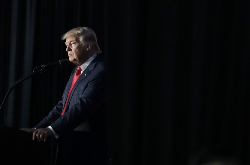 辯論會後川普批評主辦單位不公平，揚言不惜杯葛後面兩場辯論。如果這是以退為進的策略之一，可以想見川普如果參加第二場辯論，絕對會重新開機、改採全面攻擊希拉蕊模式。（AP）