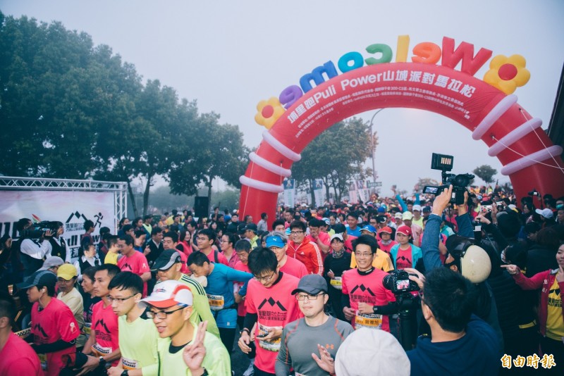台灣的超馬賽季從從10月1日的開廣盃開跑，到明年的4月橫越台灣超馬賽結束，因為冬天不下雪，路跑季可以從秋天延續到隔年的冬天，完全避開夏季炎熱的時間。圖為今年3月首度舉辦的埔里跑山城派對馬拉松。（資料照，記者佟振國攝）