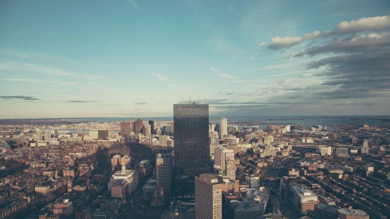 城市看來非常先進，能夠自給自足，事實上卻有許多機能仰賴網路運作，一旦斷線，就可能陷入混亂。