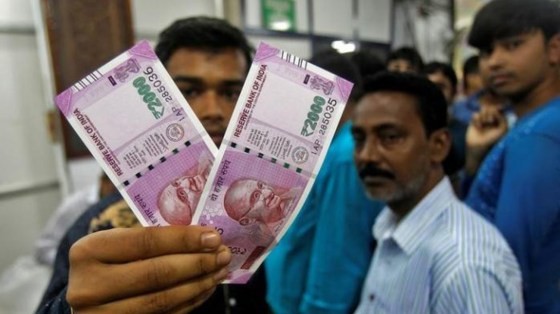 印度發布「廢鈔令」，連日來有許多民眾擠爆銀行換鈔，據統計至少有55人因此政策直接或間接影響而亡。