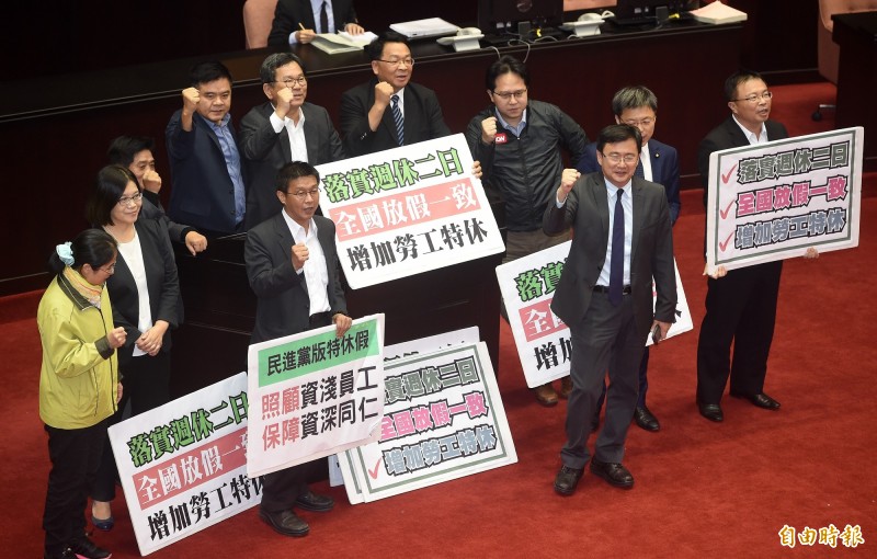 《勞基法》修正案儘管最終不能達到勞團訴求，但這並不代表周休二日或勞動條件的問題都在這次的修法中永遠解決。（記者廖振輝攝）