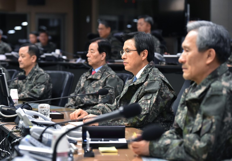 韓國代理總統黃教安（右２）出席國會的問政會議時已清楚表態，出於國家安全上的考慮，應儘快部署薩德。（AP）