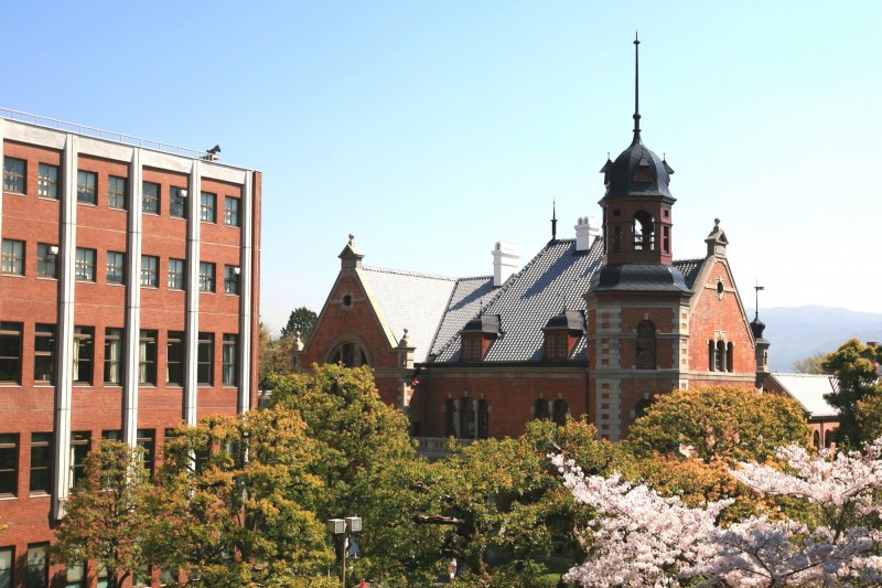 位在京都皇居北邊的「同志社大學」創立於1875年，是日本最早、也最具代表性的基督教大學。（By honda-origenal, CC BY-SA 3.0,wikimedia.org）