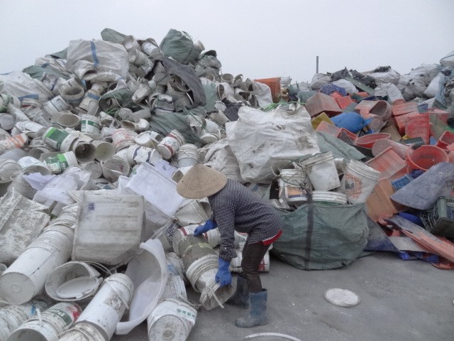 水在回收場工作的景象，她說：「女人，都希望有個家庭吧！」（圖：作者提供）