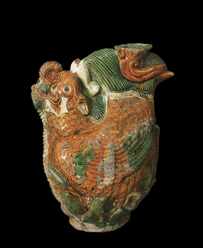 【圖  4】遼三彩摩羯壺，高 25cm，長 30cm，底徑 9cm。（照片源自於網站）