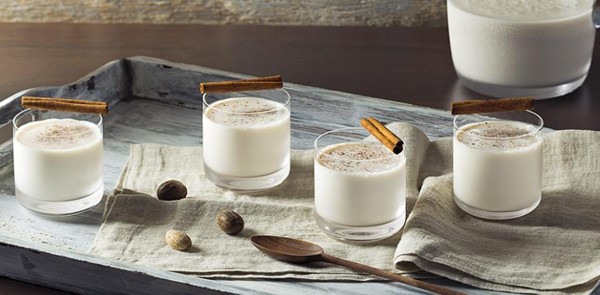 加了肉桂棒調味的Milk Punch。（圖：The Cocktail Project ）