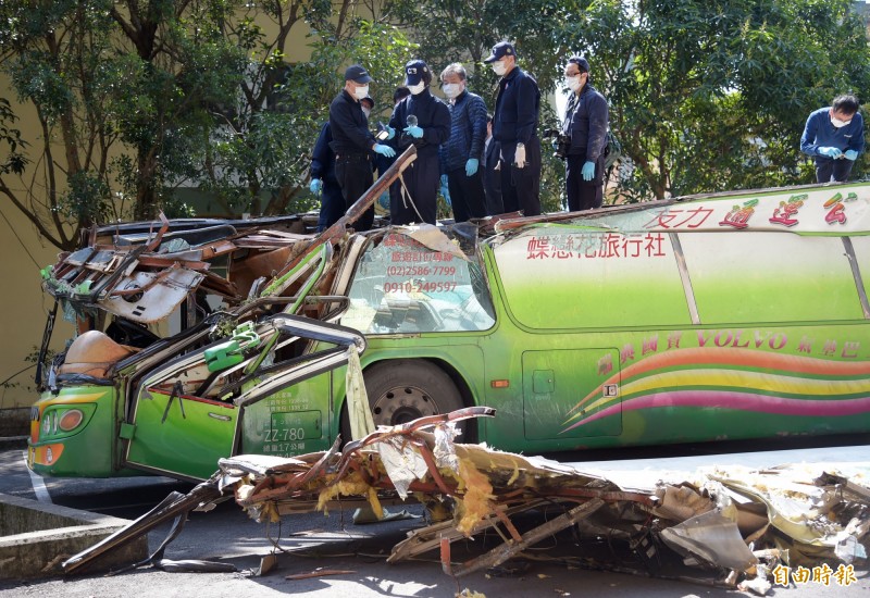 武陵賞櫻遊覽車翻覆，釀成三十三人死亡的重大車禍。（記者黃耀徵攝）