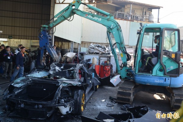 回收場人員開著夾子車執行銷毀，千萬大牛瞬間變廢鐵。（資料照，記者陳建志攝）
