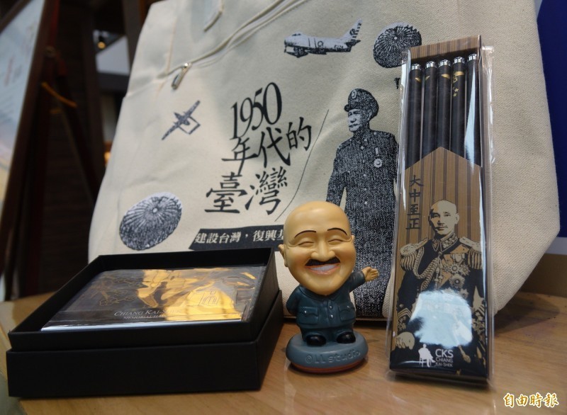 文化部於日前（25日）宣布中正紀念堂未來將進行整體去威權化之辦法（包括重新命名展覽廳、停止販售蔣介石意象商品等）。（資料照，記者陳奕全攝）