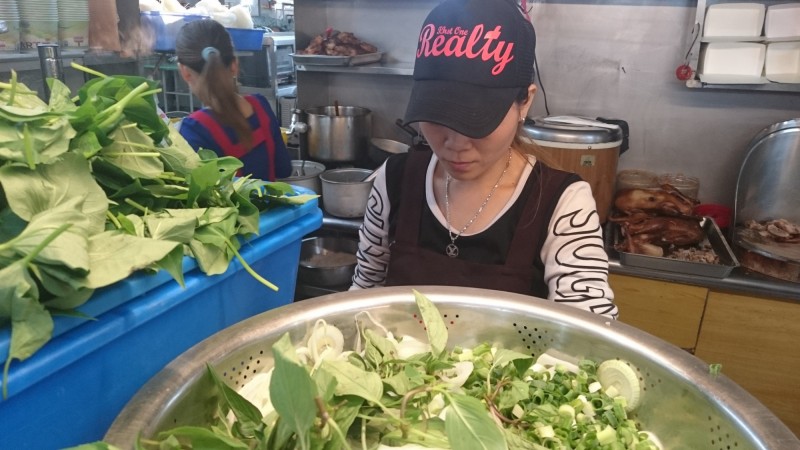 欣。她說：「不要拍正面，被認出來會很不好意思。」（圖：作者提供）