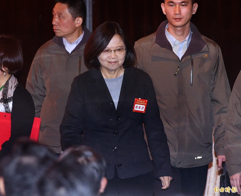 蔡總統已執政九個月了，行政院的火仍不斷在延燒，最近農會改選已吃大敗仗，未來農民的票岌岌可危！年金改革下公教票如再大失，民進黨還有未來？（資料照，記者廖振輝攝）