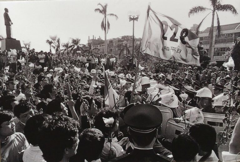 二二八事件滿 40 年的 1987 年，由鄭南榕、陳永興、李勝雄發起的「二二八和平日促進會」，在彰化場遊行時遭遇百餘名鎮暴警察，發生嚴重衝突。（宋隆泉攝影，引自https://goo.gl/DUl4RW）