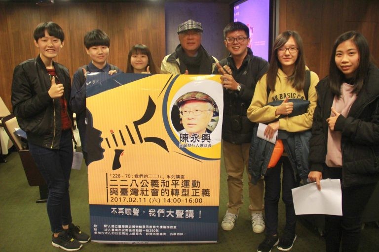 聖功女中黃健凱老師陪學生一起聽講後，與陳永興老師合影。左起游旻臻、陳品潔、楊斯涵、陳永興醫師、黃健凱老師、林宜瑾、黃瑋倫。（林建農攝影）