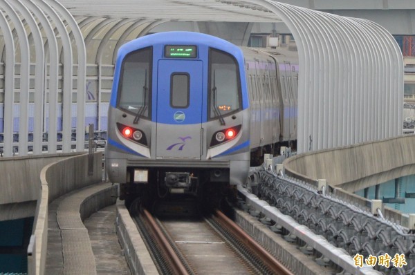 外國旅客進入台灣，如果乘坐最近通車的機場捷運，因為坐的方向不同，會看到截然不同的台灣。（資料照，記者謝武雄攝）