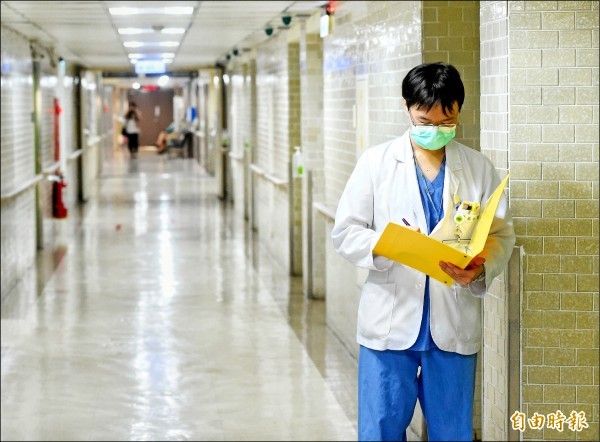 住院醫師經由照顧病人接受健康照顧訓練，原先硬性規定不可以超過十六小時，常中斷病人的照顧，對病人的照顧和住院醫師的學習都有不良影響。（資料照，記者方賓照攝）