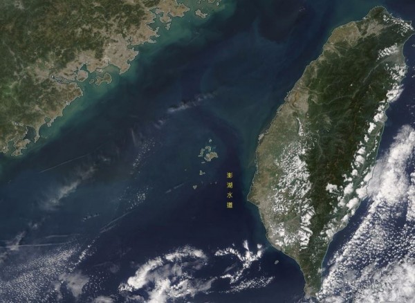 氣象局鄭明典看到衛星影像，驚奇的說「台灣海峽中真的有黑水溝」。（圖擷取自鄭明典臉書）
