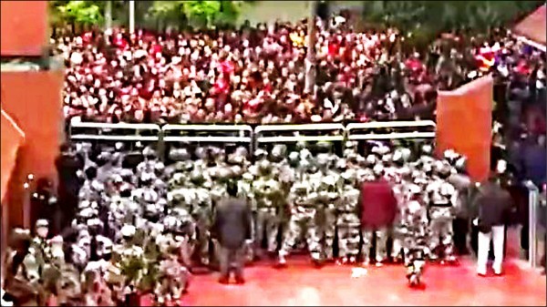 對岸的中國，少年被四川當地權貴活活打，中共官方卻派警鎮壓掩蓋消息。（取自網路）