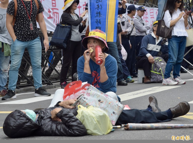 反對改革的軍公教，結寨為營，抗拒改革，他們要的是守住「既得利益」，寧可一路哭也不能他一家哭，路有凍死骨也不關他家「朱門酒肉臭」。（資料照，記者黃耀徵攝）