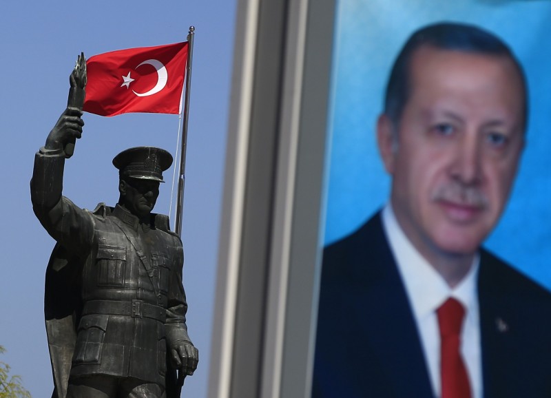 土耳其驚險通過的憲法不但談不上是依國民共識簽訂的契約，反而意味的是修憲激化了對立，使土耳其陷入嚴重的分裂。（AP）