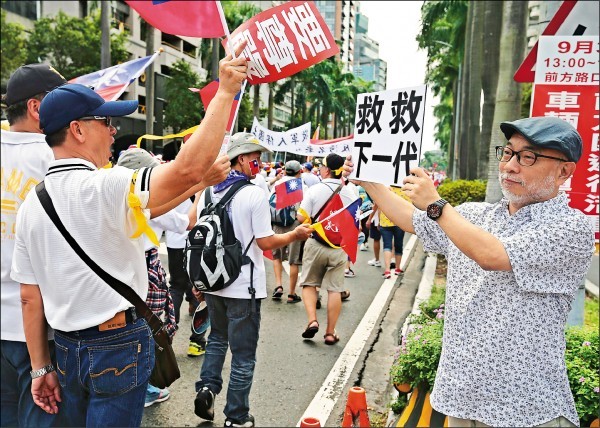 軍公教優渥年金，根本是不知怎樣算出來的年金安排，不做適當終止，台灣政府財政必有問題。（資料照，中央社）