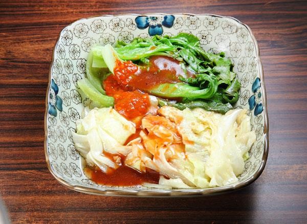 滷味的大陸妹，也很好吃。（自由週報）