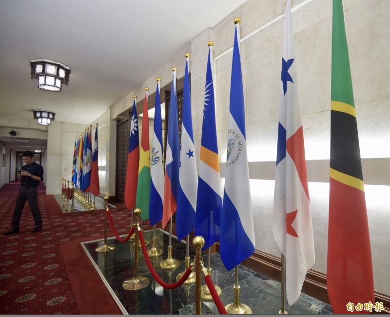 巴拿馬總統瓦雷拉在台北時間13日舉行記者會，宣布與中國建交。圖右2為巴拿馬國旗。（記者黃耀徵攝）