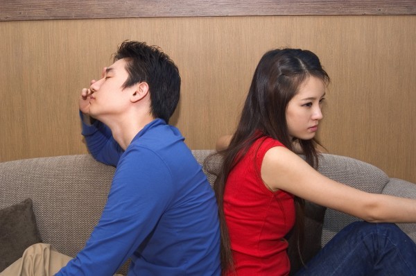 不管要不要離婚，都可以向通姦者和小三分別或連帶請求精神賠償。情境圖。