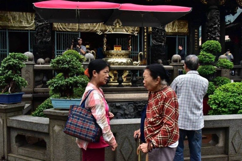 封爐現場長輩議論紛紛眉頭深鎖（黃偉強攝）